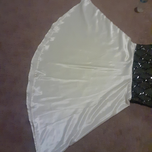 A woman dress block and white color custom made. - Picture 6 of 7